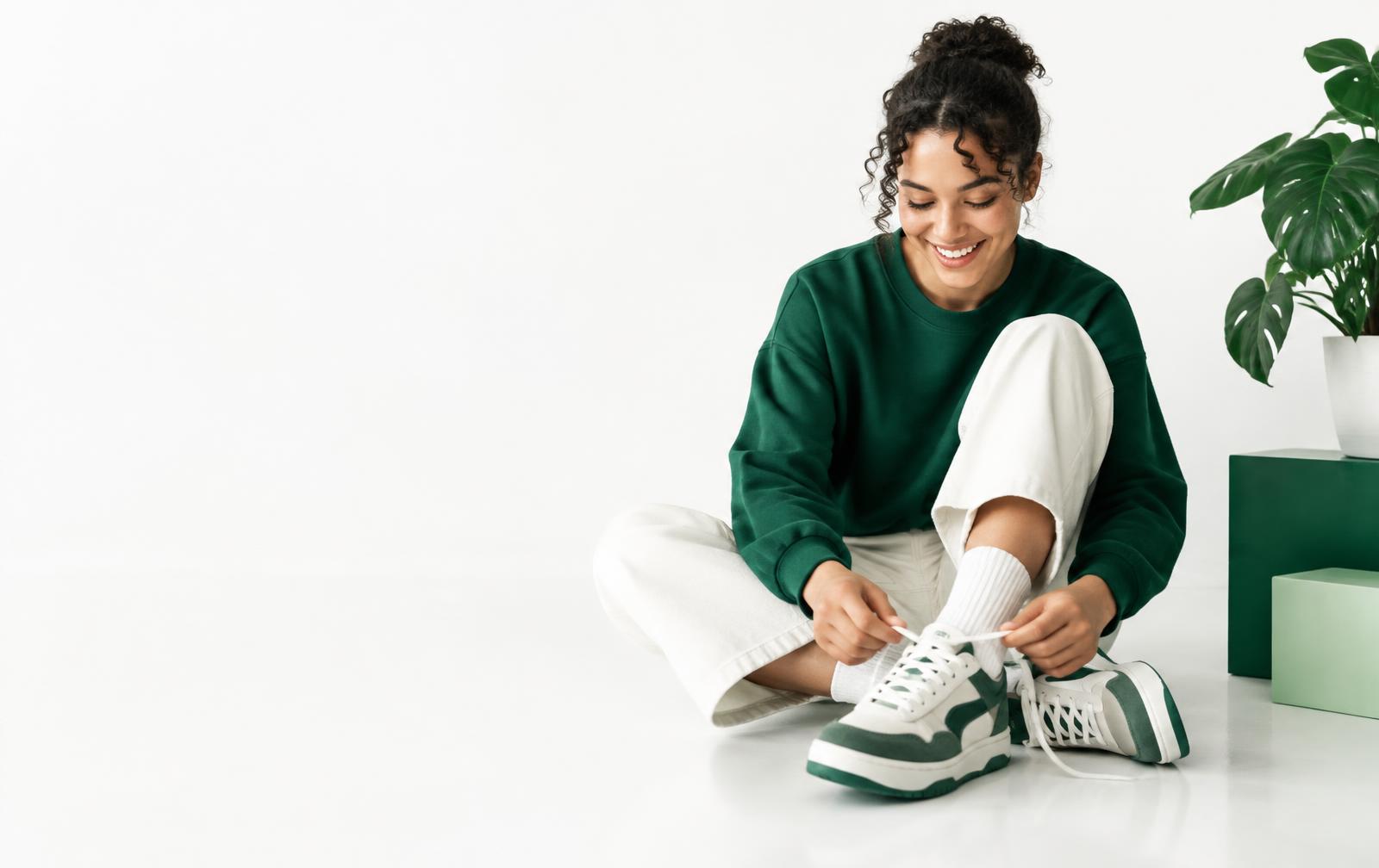 Persoon strikt een opgeknapte sneaker